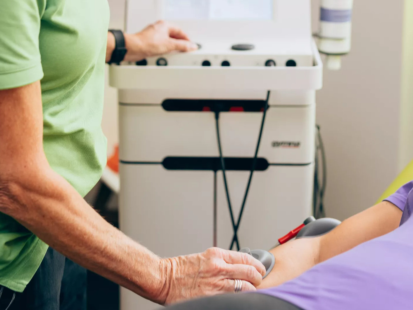 Begleitende Maßnahmen wie Elektrotherapie